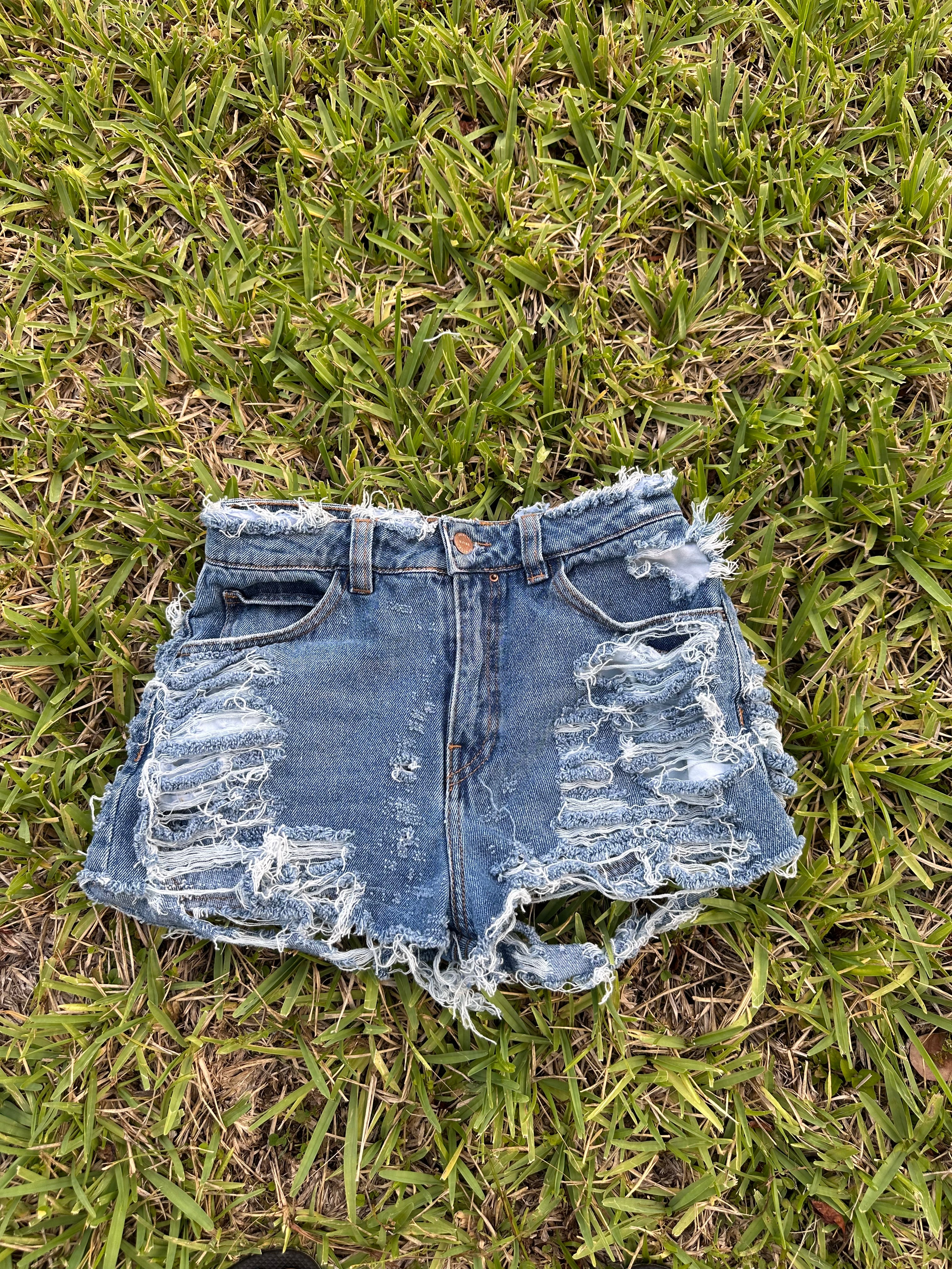 1 of 1 Shorts - Size 28